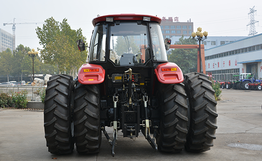 AG视讯-1804型拖拉机