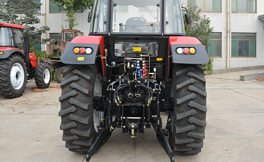 AG视讯-1504型拖拉机